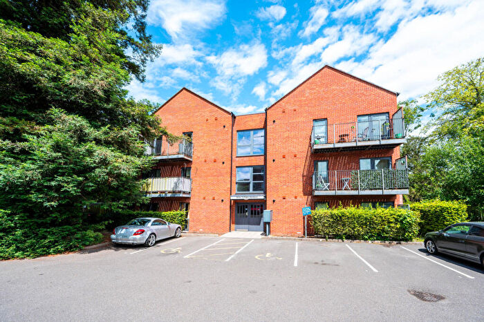 2 Bedroom Flat For Sale In Elgin Gardens, Guildford, GU1