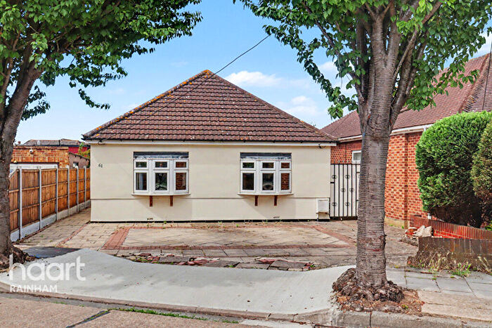 4 Bedroom Detached Bungalow For Sale In Allen Road, Rainham, RM13