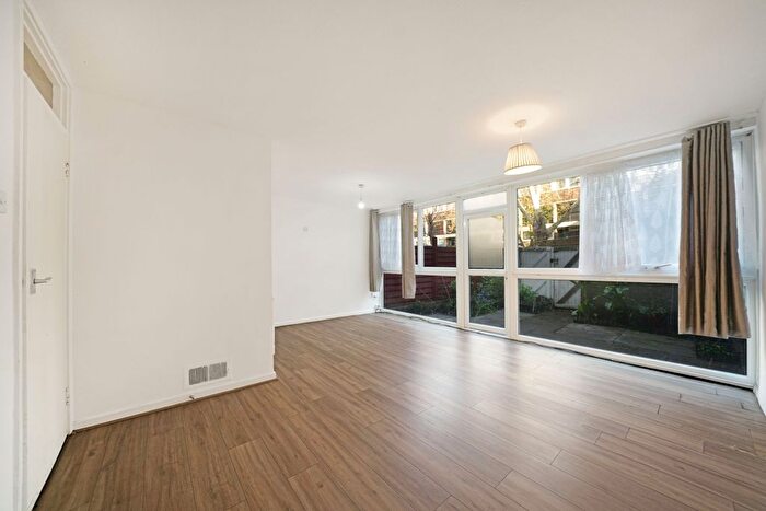 3 Bedroom Flat For Sale In Blenheim Court, Archway, N19