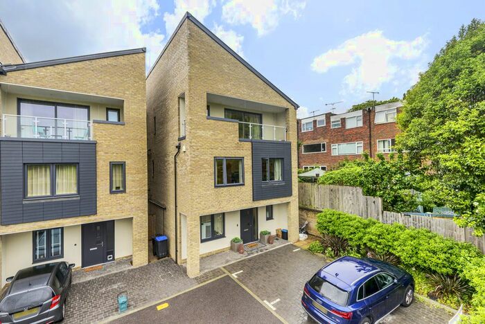 4 Bedroom Detached House To Rent In Greenview, Blackness Lane, Woking, GU22