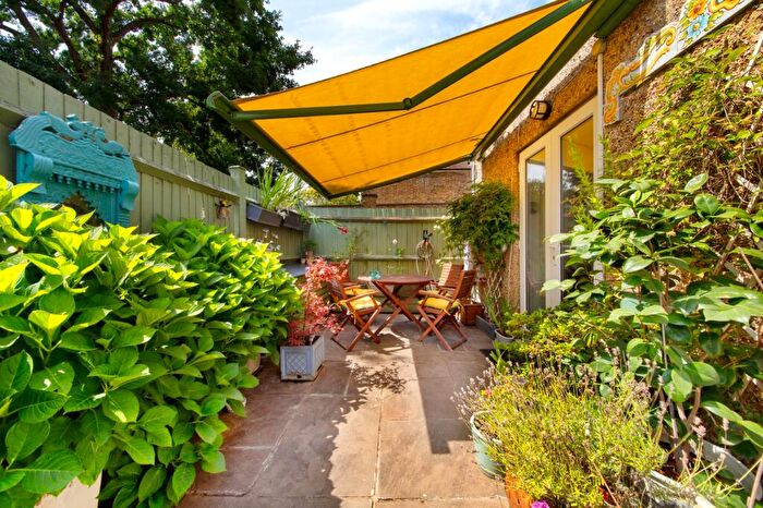 1 Bedroom Flat To Rent In Upper Richmond Road West, East Sheen, SW14
