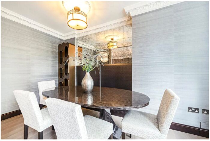 3 Bedroom Flat To Rent In Rutland Gate, London, SW7