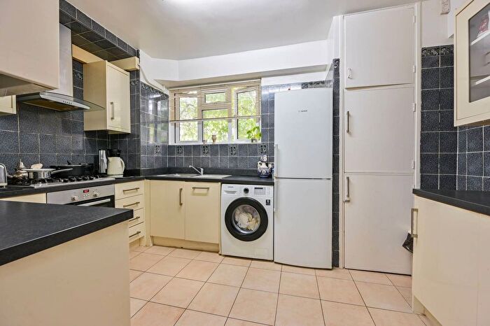 3 Bedroom Flat For Sale In Nelson Square, Southwark, London, SE1