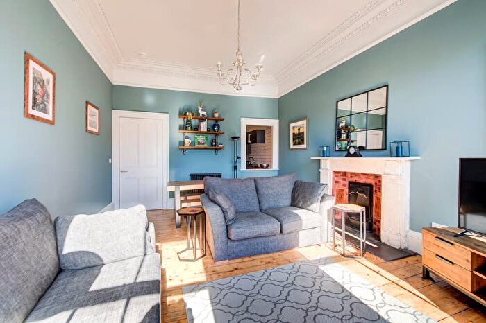 3 Bedroom Flat To Rent In Broughton Street, Edinburgh, EH1