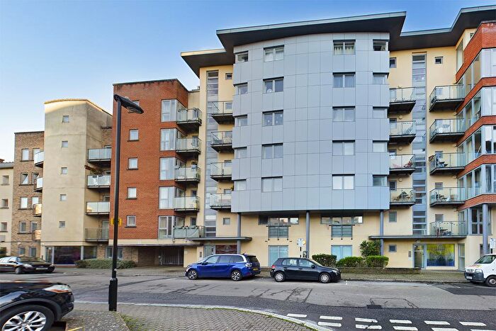 2 Bedroom Apartment To Rent In Orchard Place, Southampton, Hampshire, SO14