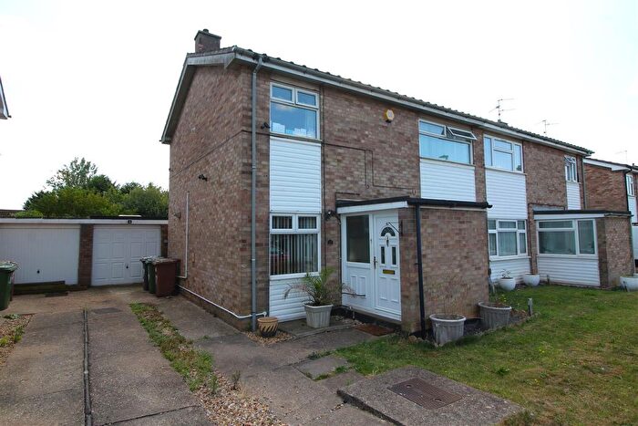 3 Bedroom Semi-detached House For Sale In Holmes Way, Peterborough, PE4