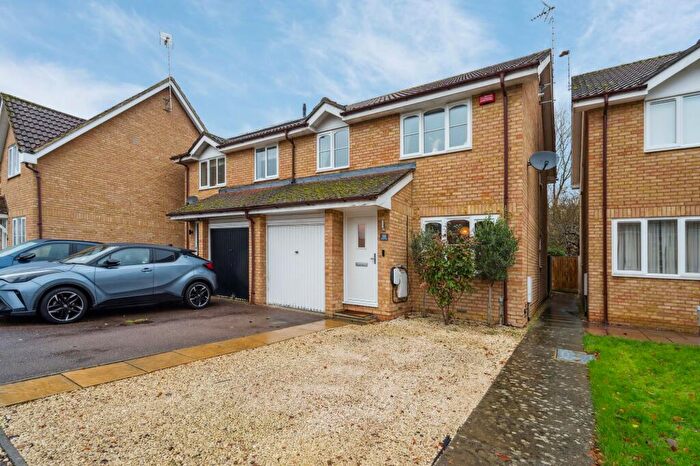 3 Bedroom Semi Detached House For Sale In Anxey Way, Haddenham, HP17