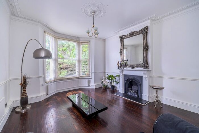 2 Bedroom Flat To Rent In Avenue Gardens, London, W3