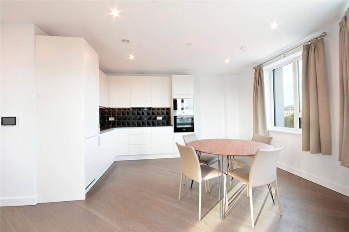 1 Bedroom Flat To Rent In Walworth Square, Elephant And Castle, London, SE17