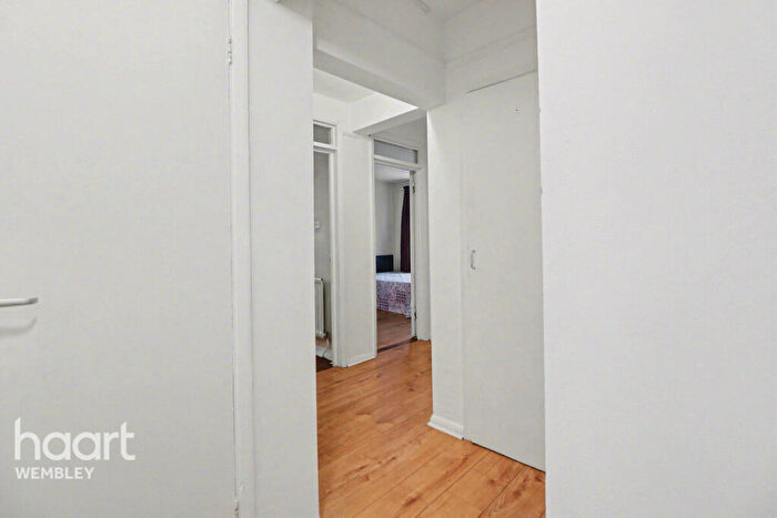 3 Bedroom Apartment For Sale In Marian Way, London, NW10