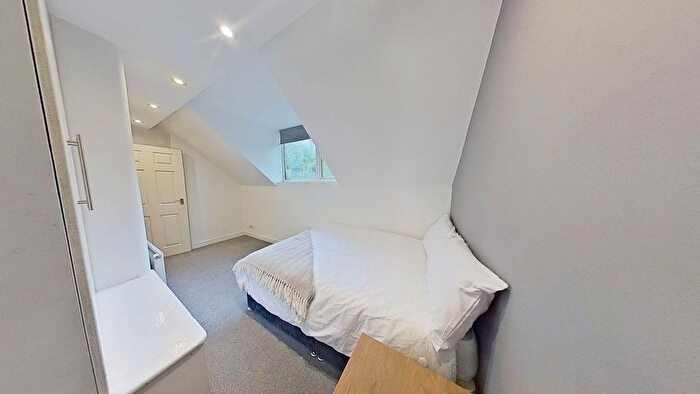 2 Bedroom Flat To Rent In Burley Road, Burley, Leeds, LS3