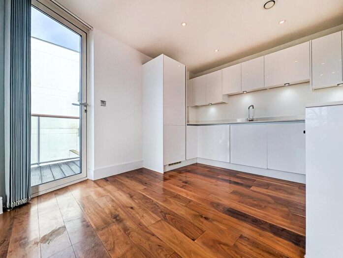 2 Bedroom Flat To Rent In Flower Lane, Mill Hill, London, NW7
