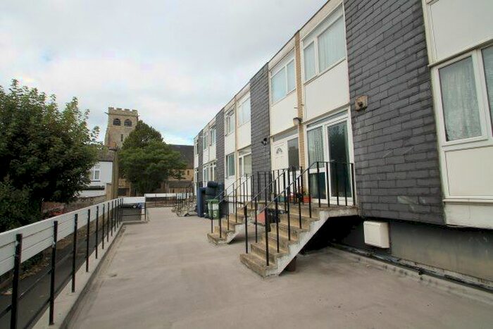 3 Bedroom Flat To Rent In High Street, London, SE20