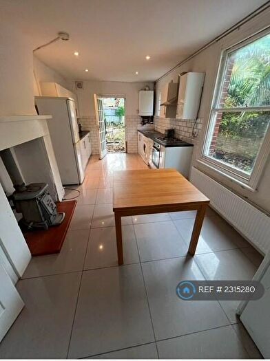 4 Bedroom Semi-Detached House To Rent In Vaughan Rd, Brixton, Camberwell, Denmark Hill, SE5