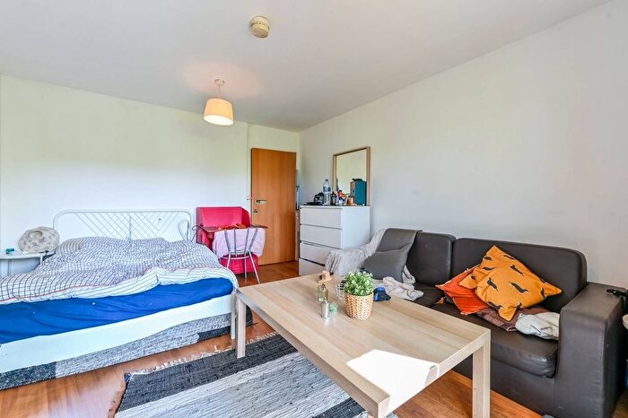 2 Bedroom Flat For Sale In Southwold Road, Clapton, London, E5