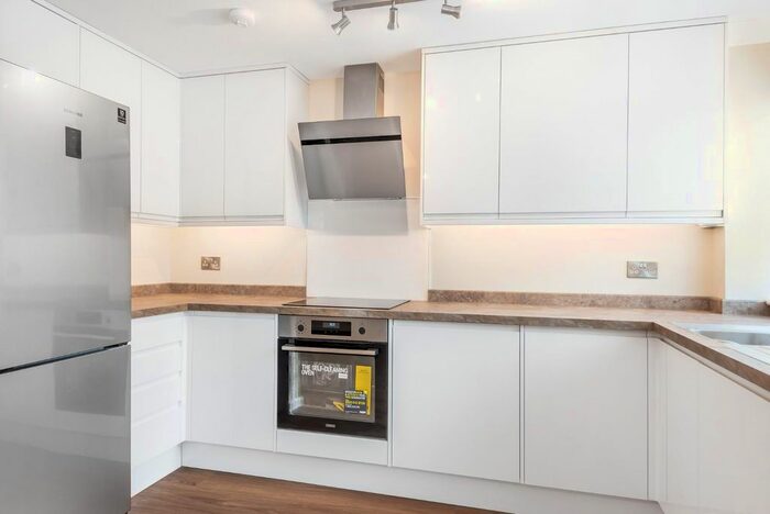 2 Bedroom Flat To Rent In Osborne Road, Windsor, SL4