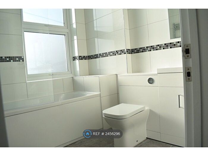 2 Bedroom Flat To Rent In London Road, Westcliff-On-Sea, SS0