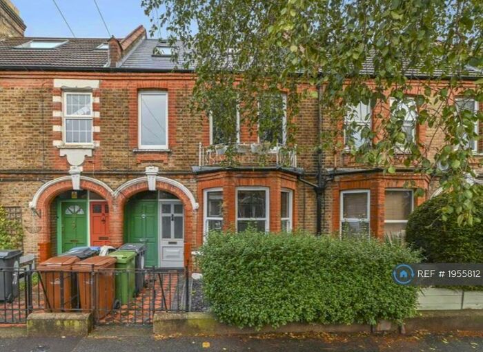 2 Bedroom Maisonette To Rent In Winns Avenue, London, E17