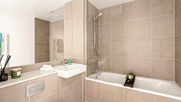 1 Bedroom Flat For Sale In Cedrus Avenue, Southall, UB1