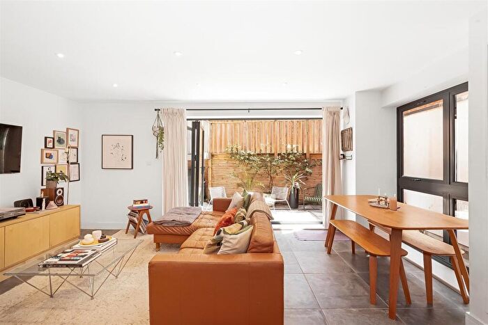 2 Bedroom Flat For Sale In Kinsale Road, London, SE15