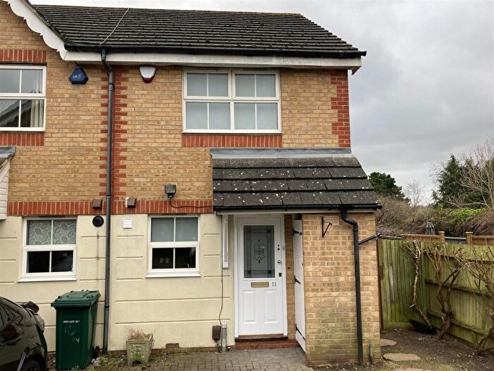 2 Bedroom End Of Terrace House To Rent In Arncliffe Close, New Southgate, N11