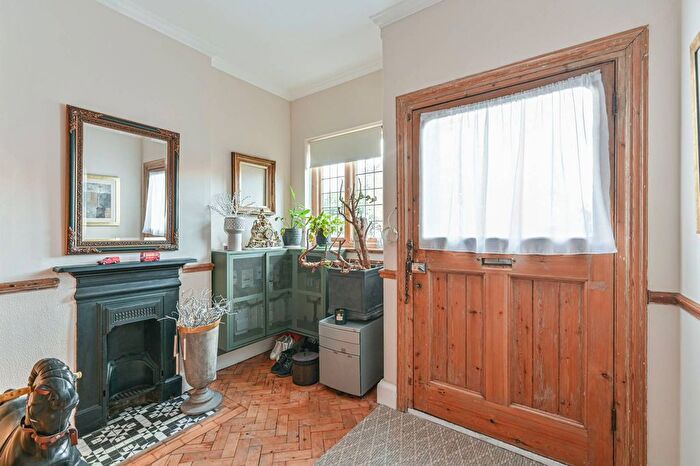 5 Bedroom Property To Rent In Westwell Road, Streatham Vale, London, SW16