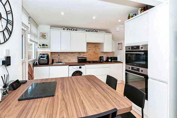 3 Bedroom End Of Terrace House For Sale In Sunderland Road, Maidenhead, Berkshire, SL6