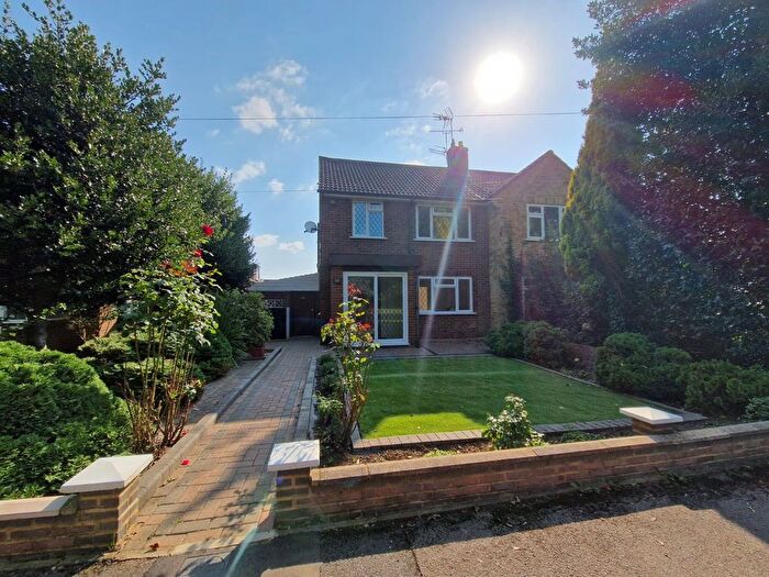 3 Bedroom Semi-Detached House To Rent In Burnetts Road, Windsor, SL4