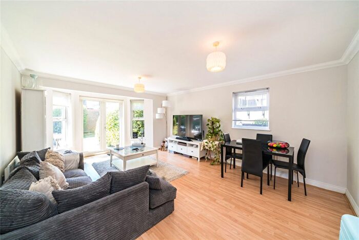 2 Bedroom Flat To Rent In Clarence Mews, London, SW12