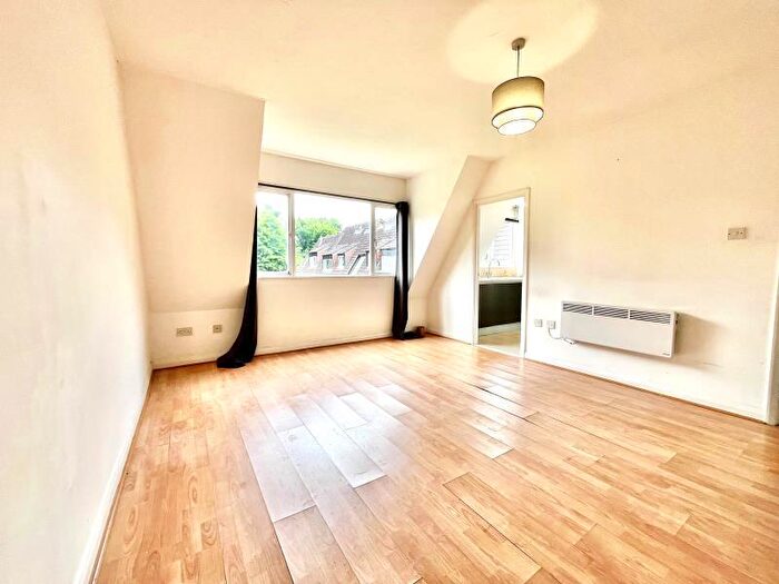 Apartment To Rent In Park Royal, London, NW10
