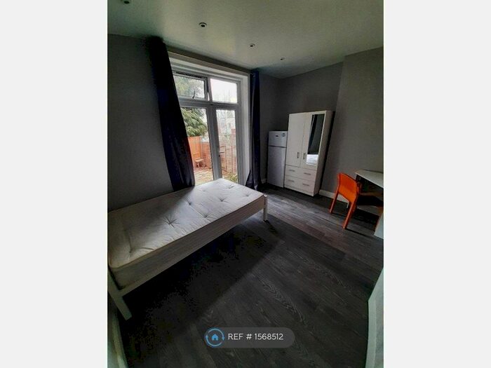 Studio To Rent In Connaught Road, Harlsdon, London, NW10