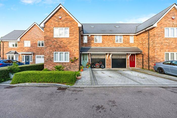 5 Bedroom Semi-Detached House For Sale In Cherry Gate Gardens, Luton, LU1