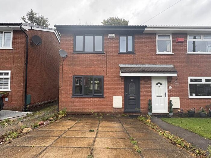 3 Bedroom Semi Detached House To Rent In Vine Close, Oldham, OL2