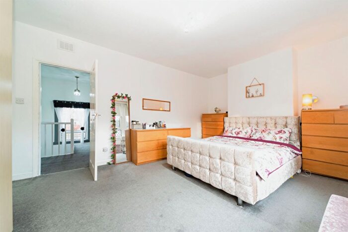 3 Bedroom Terraced House For Sale In Boydstone Place, Thornliebank, Glasgow, G46