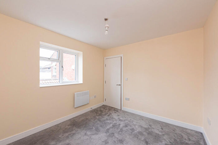1 Bedroom Flat To Rent In Canal Street, Oldbury, West Midlands, B69