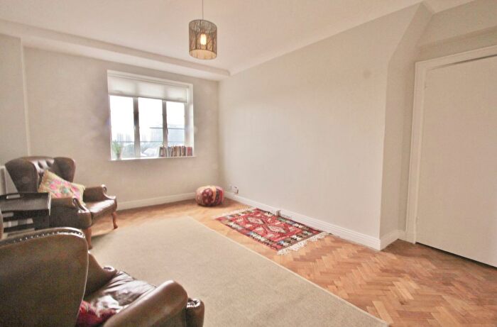 3 Bedroom Flat To Rent In Latymer Court, Hammersmith Road, Hammersmith, W6
