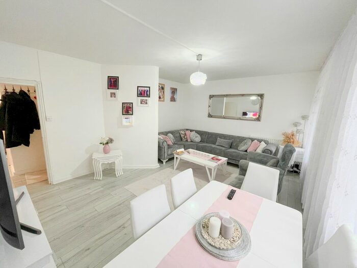 3 Bedroom Flat To Rent In Clissold House, Lordship Road, Stoke Newington, N16