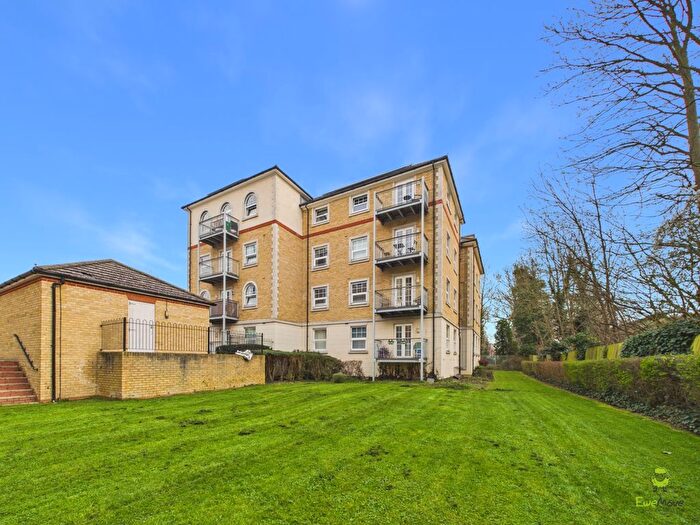 2 Bedroom Flat For Sale In Weir Road, Bexley, Kent, DA5