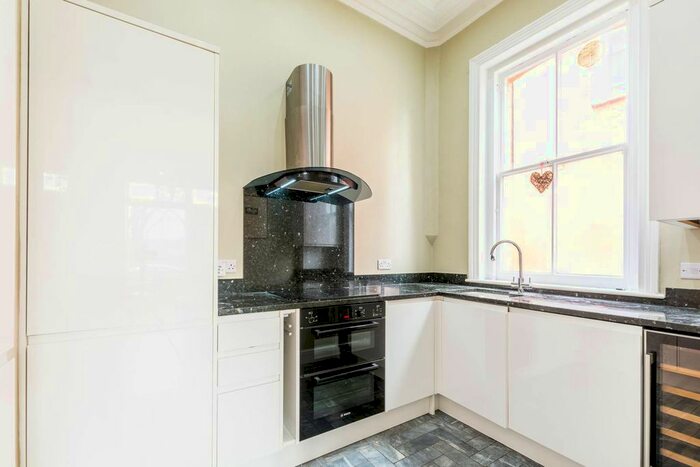 2 Bedroom Flat To Rent In West Hill, West Hill, London SW15