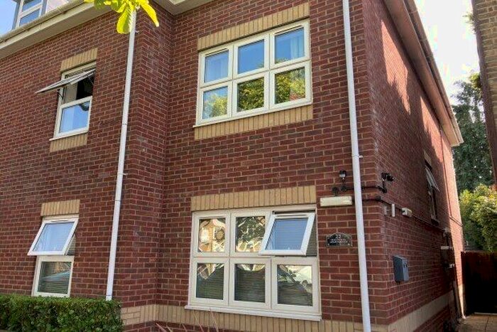 2 Bedroom Flat To Rent In Roberts Road, Southampton, SO15