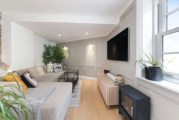 3 Bedroom Mews For Sale In Chusan Place, London, E14