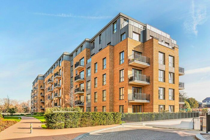 3 Bedroom Flat To Rent In Pinewood Gardens, Teddington, Middlesex, TW11