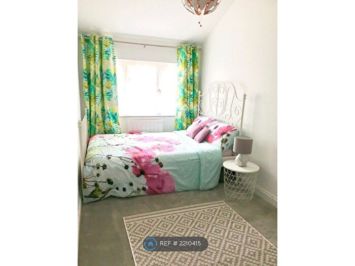 Studio To Rent In Marshalls Close, London, N11