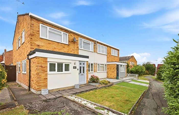 2 Bedroom Maisonette For Sale In Belmont Close, Wickford, Essex, SS12