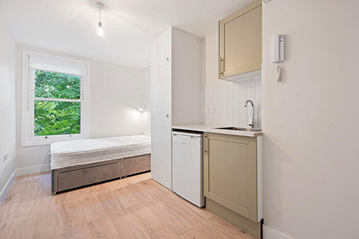 Apartment To Rent In St. Georges Avenue, London, N7
