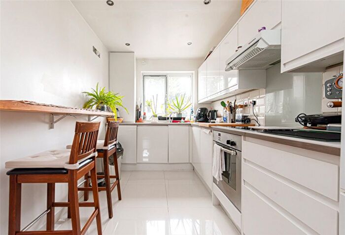 1 Bedroom Flat To Rent In Whittington Road, Bounds Green, London, N22