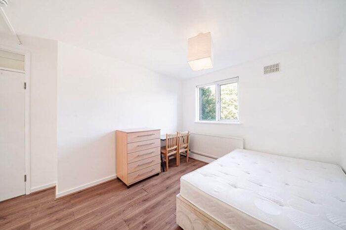 3 Bedroom Flat To Rent In Walk House, Mile End Road, Stepney, E1