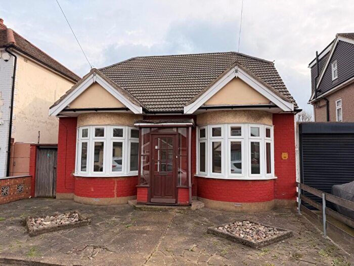 3 Bedroom Bungalow To Rent In Philip Road, Rainham, Havering, London, RM13