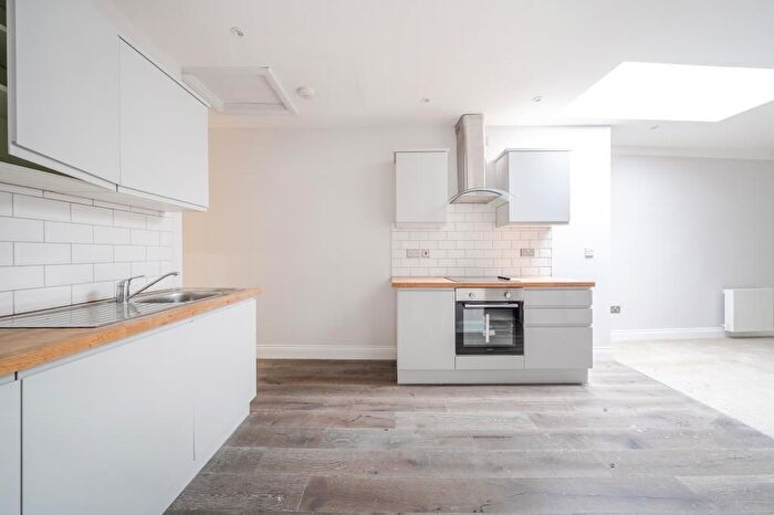 2 Bedroom Flat To Rent In Newbury, Berkshire, RG14