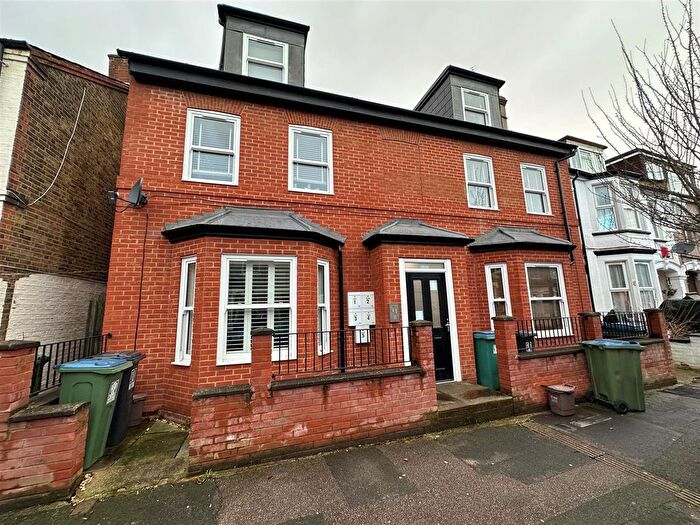 1 Bedroom Flat To Rent In Gladstone Road, Watford, WD17